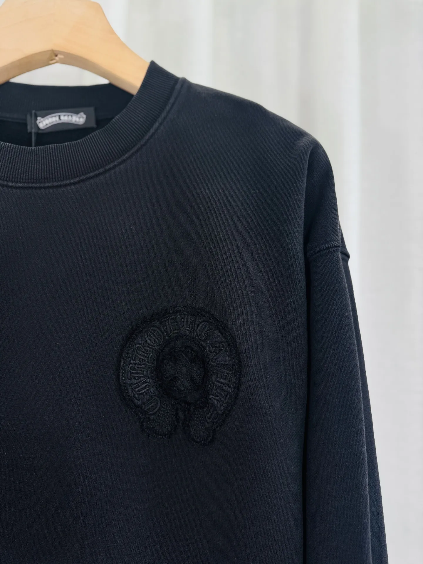 P280 top version, real shot without P, ​​different from market currency) 𝗖𝗵𝗿𝗼𝗺𝗲 𝗛𝗲𝗮𝗿𝘁𝘀/Cro Heart 2025 washed patch embroidery autumn and winter new original single counter American laser burnt 3D three-dimensional color embroidery couple casual sweatshirt 👑The highest version! Customized fabric 430g tripe terry fabric! American acid-washed and distressed original fabric laser burnt ✟appliqué embroidery and exquisite embroidery of letters! The best-selling model in the counter, very comfortable to wear. Accessories: original molded and authenticated collar label➕100% silk wash label. Genuine purchase-grade original hangtag➕matching hanging rope➕3D hanging beads➕original packaging bag. Craftsmanship: The original version has consistent wiring! The highest version of the armhole matching technique! Color: Pink Black Green Size: S M L XL Style Number: 25-377